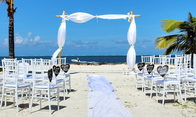 How to Choose the Best Month for a Beach Wedding